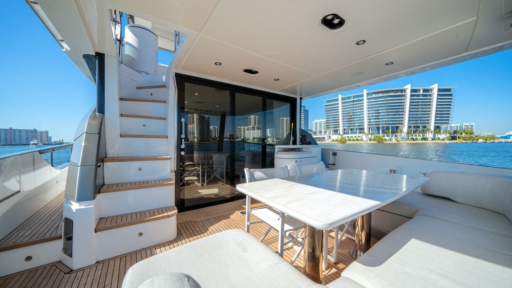 Azimut Fly 68 aft cockpit