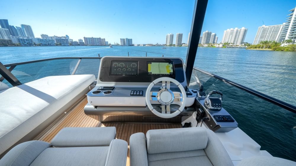 Azimut Fly 68 helm with Garmin glass and joystick